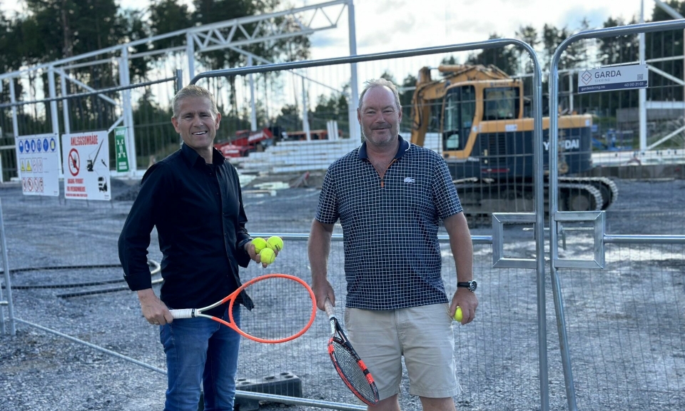 KLARE: Oppegård Avis hadde et håp om å dokumentere den første serven i tennishallen torsdag, men det må vente noen måneder til.