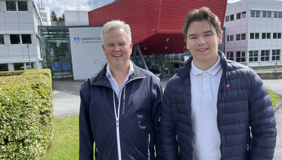 OFFENSIVE: Frp fører en offensiv politikk for dagens ungdom og vil blant annet kjempe for fritt skolevalg og gratis busskort hele døgnet. Her representert ved førstekandidat i Nordre Follo, Tønnes Steenersen, og elev på videregående, Jonas Smeby Halvorsrud.