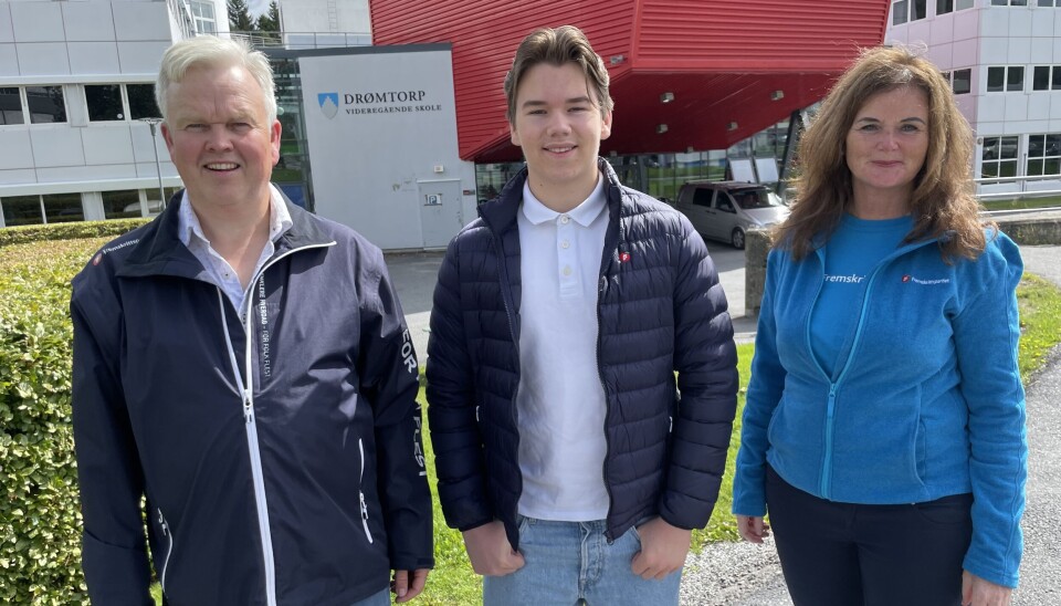 FrP-TRIO: Fylkespolitikerne Tønnes Steenersen (t.v.) og Liv Gustavsen (t.h.) lover å foreslå å innføre fritt skolevalg igjen så fort som mulig etter valget. Videregående skole elev Jonas Smeby Halvorsrud (midten) støtter dette.