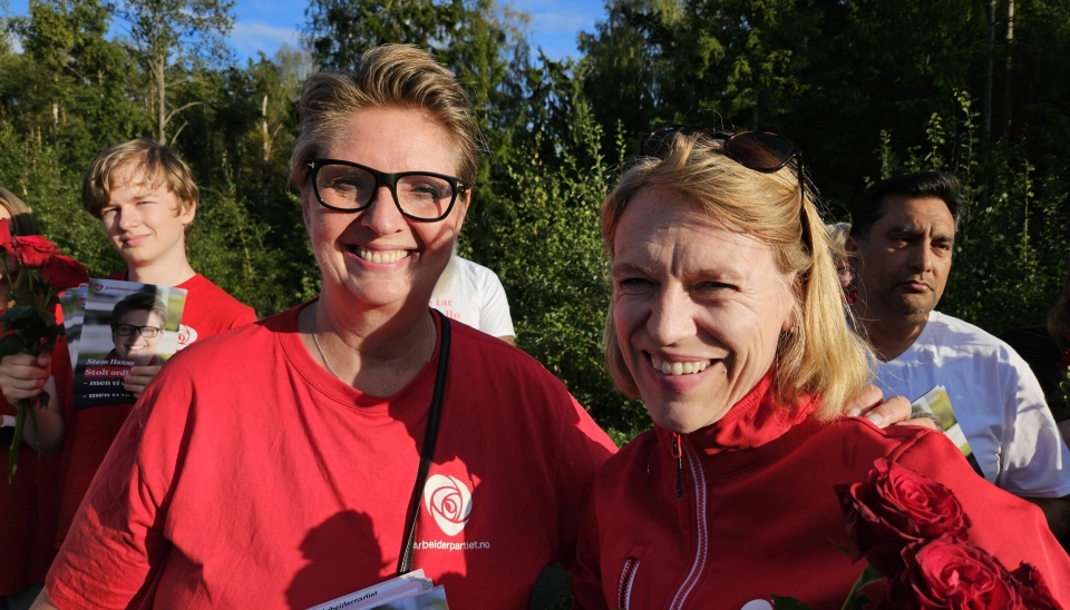 ARBEIDERPARTIET: Hanne Opdan og Anniken Huitfeldt var på Tårnåsen for å snakke med velgere onsdag kveld.