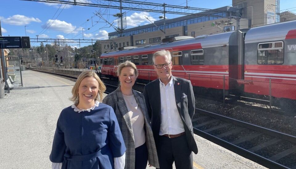 BILDE: Partileder Sylvi Listhaug og stortingsrepresentant Hans-Andreas Limi fra FrP i Akershus besøkte nylig Kolbotn stasjon. I midten Liv Lønnum som er leder for Nordre Follo FrP. De støtter fullt opp om at den må få universell utforming. BILDE: Partileder Sylvi Listhaug og stortingsrepresentant Hans-Andreas Limi fra FrP i Akershus besøkte nylig Kolbotn stasjon. I midten Liv Lønnum som er leder for Nordre Follo FrP. De støtter fullt opp om at den må få universell utforming.