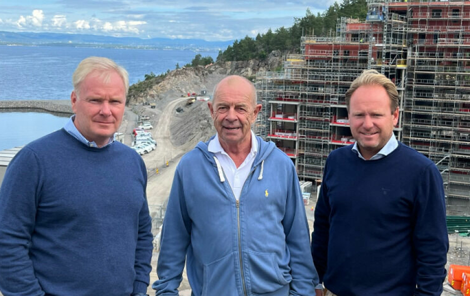 AVTALE I BOKS: Paal Gundersen, Pål G. Gundersen og Reinert Hersleth skal samarbeide om bygging og ferdigstillelse av et stort byggeprosjekt på Fagerstrand.