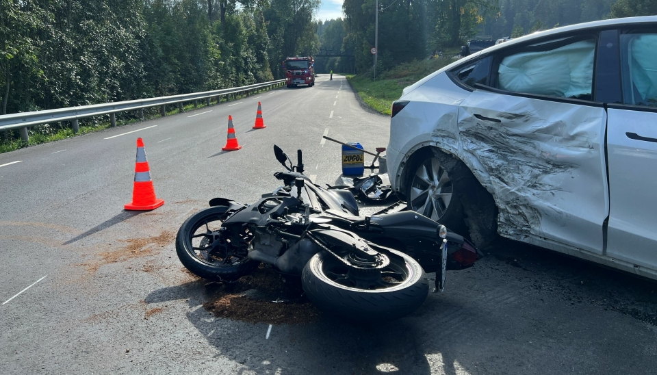 KRAFTIG SAMMENSTØT: Både bil og motorsykkel hadde store skader etter kollisjonen.
