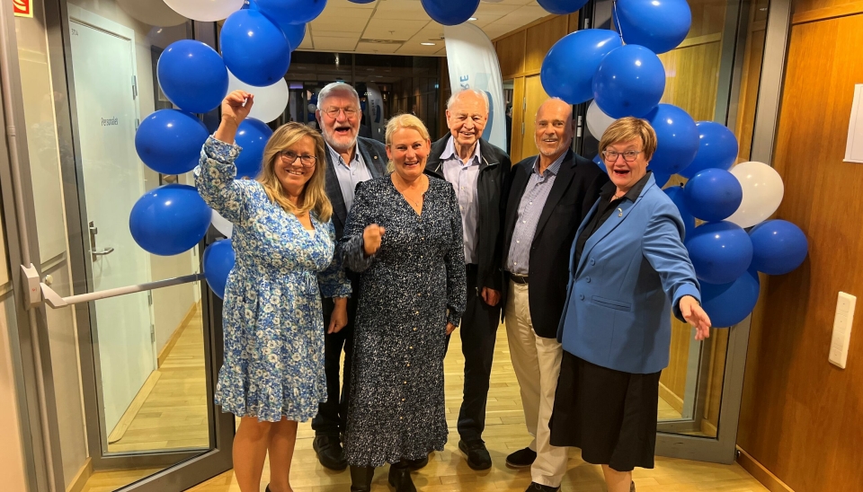 DET GODE SELSKAP: I løpet av kvelden ble valgvinneren Pind omkranset av de tidligere Høyre-ordførerne Anne Kristine Linnestad, Georg Stub, Tore Haugen, Jan Petersen og Sylvi Graham.