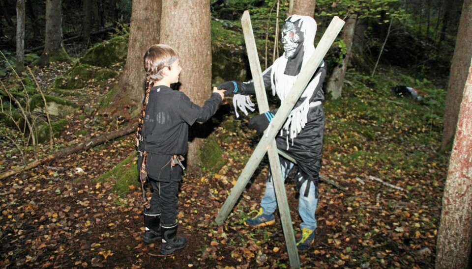 OBS OBS: Eventyrstien blir skumlere og smulere jo mer mørkt det blir. Men heldigvis aldri så farlig at det er fare på ferde. OBS OBS: Eventyrstien blir skumlere og smulere jo mer mørkt det blir. Men heldigvis aldri så farlig at det er fare på ferde.