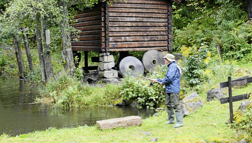 PRØV FISKELYKKEN: Trygve Solstad prøver fiskelykken i Gjersjøelven under eventyrfestivalen i 2017