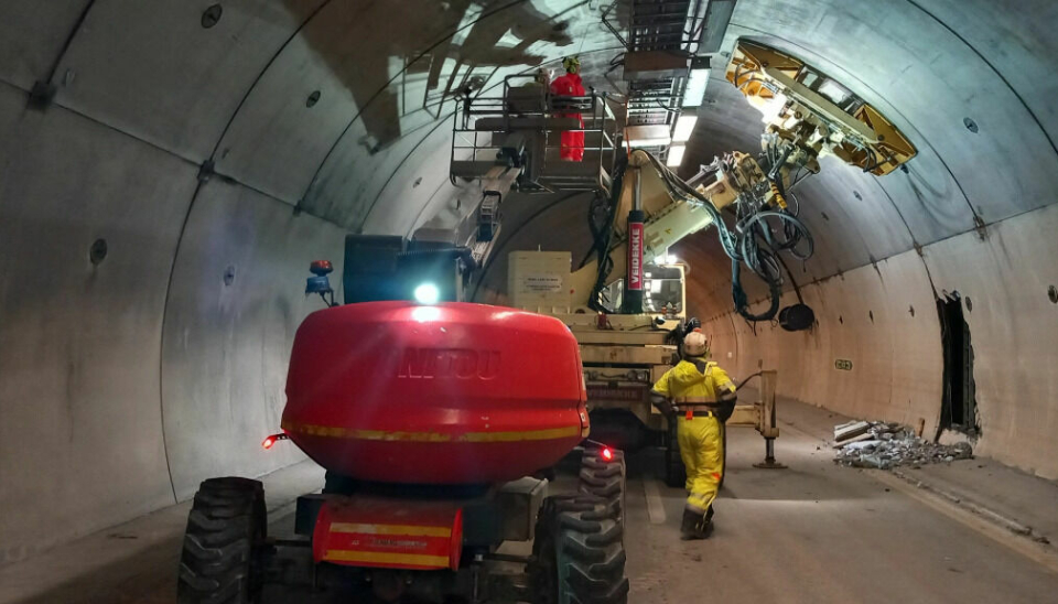 SKAL REPARERES: For å få byttet ut de skadde veggelementene i Nøstvettunnelen, må først flere takelementer fjernes – en omfattende reparasjonsjobb.