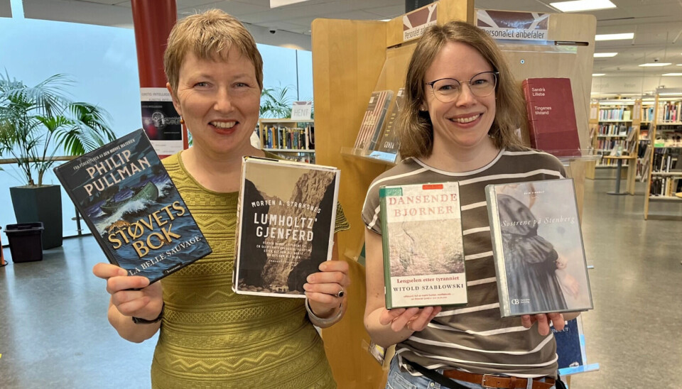 BIBLIOTEKARER: Kristin til høyre har anbefalt ukens bok som er skrevet av Frida Isberg BIBLIOTEKARER: Kristin til høyre har anbefalt ukens bok som er skrevet av Frida Isberg