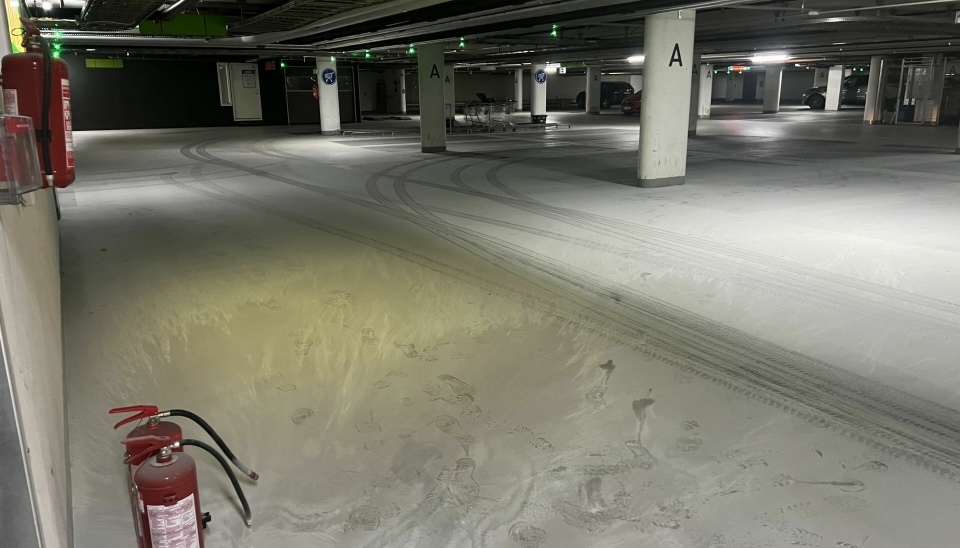 TØMTE PULVERAPPARAT: Minst to pulverapparat skal ha blitt tømt i parkeringshuset på Kolbotn Torg søndag kveld.