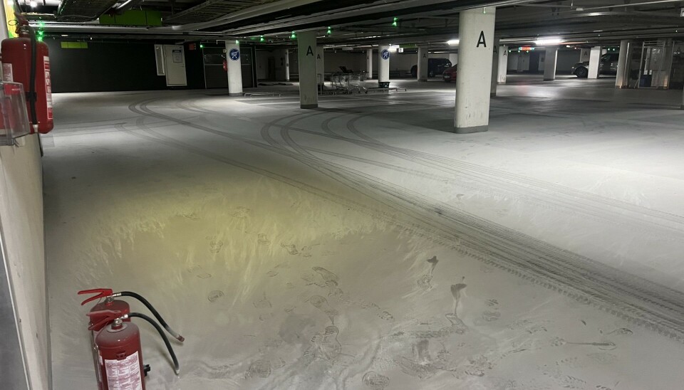 TØMTE PULVERAPPARAT: Minst to pulverapparat skal ha blitt tømt i parkeringshuset på Kolbotn Torg søndag kveld. TØMTE PULVERAPPARAT: Minst to pulverapparat skal ha blitt tømt i parkeringshuset på Kolbotn Torg søndag kveld.