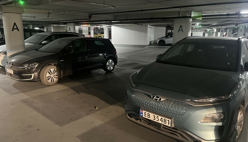 STØV PÅ BILER: Det ligger et fint lag med støv på et stort antall biler. STØV PÅ BILER: Det ligger et fint lag med støv på et stort antall biler.