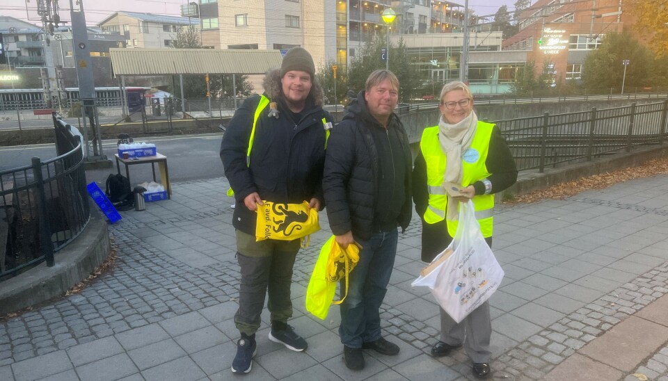SYNLIG TRIO: Vegard Stokkedal fra Klubben på Vassbonn, Christian Lund og ordfører Cecilie Dahl-Jørgensen Pind var på plass ved Kolbotn stasjon. SYNLIG TRIO: Vegard Stokkedal fra Klubben på Vassbonn, Christian Lund og ordfører Cecilie Dahl-Jørgensen Pind var på plass ved Kolbotn stasjon.