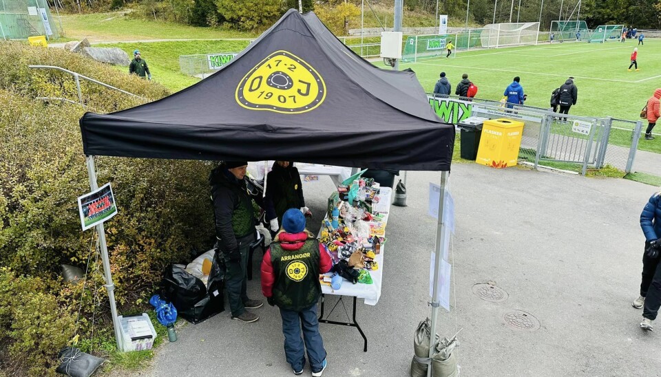 MYE AKTIVITET: Skal man arrangere en så stor fotballcup - og attpå til i to helger på rad - trengs det masse dugnadstimer fra foreldre. MYE AKTIVITET: Skal man arrangere en så stor fotballcup - og attpå til i to helger på rad - trengs det masse dugnadstimer fra foreldre.