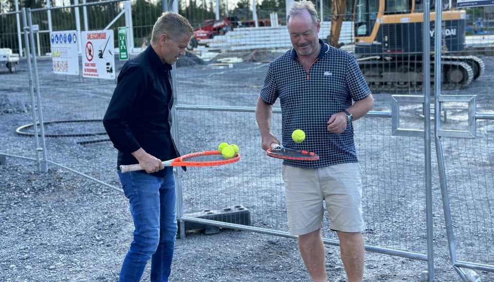 KOLBOTN TENNISKLUBB: Slik så det ut utenfor tennishallen da Oppegård Avis møtte Leif Wedøe og Einar Granlien i august. Snart kan de spille tennis i flunkende ny hall og de vil ha med deg.