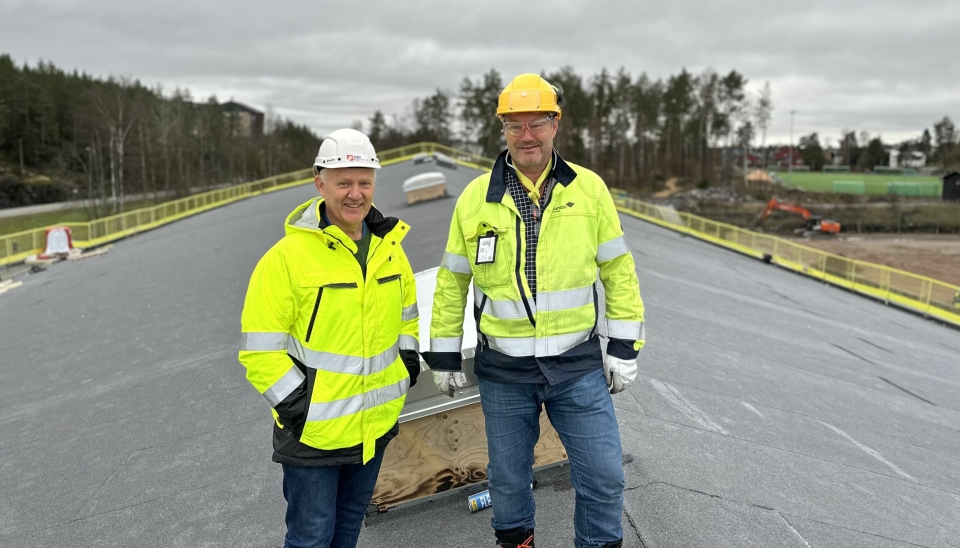 FORNØYDE: Prosjektleder, Thore Hanssen og Einar Granlien i Kolbotn Tennisklubb kunne fredag bevise at taket på den nye tennishallen er tett.