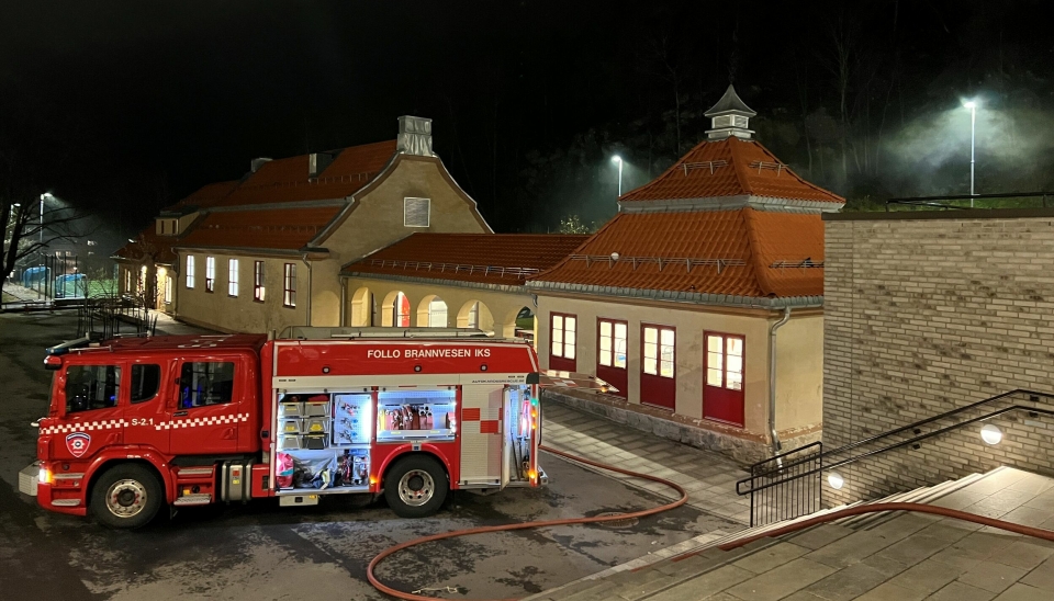 RYKKET UT: Brannvesenet var raskt på stedet og fikk slukket brannen på taket av Kolbotn skole.