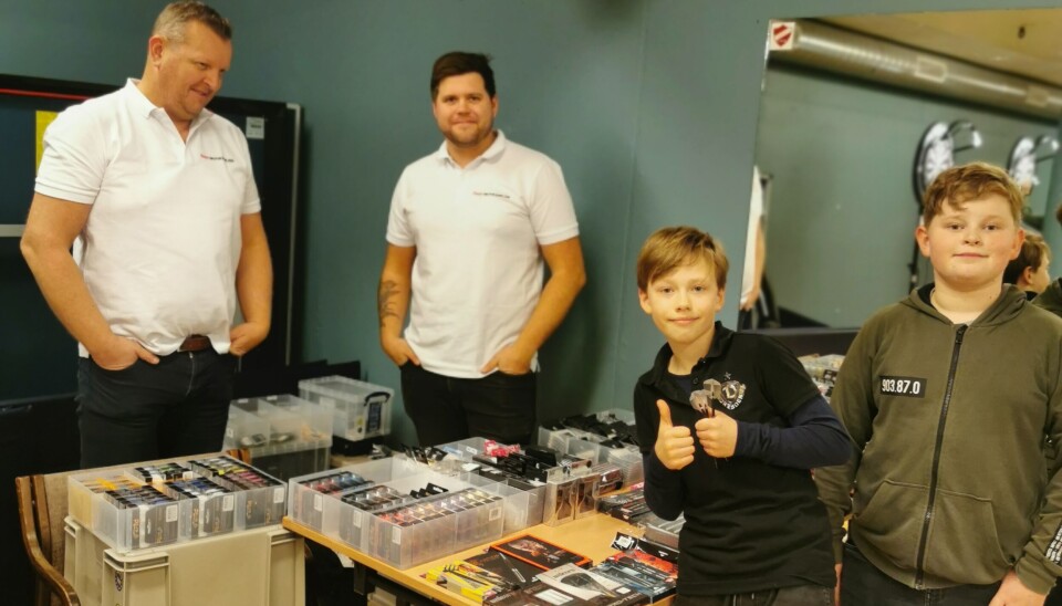 POPULÆRT BESØK: At den kommersielle aktøren dartbutikken.no stilt med stand var stor stas for ivrige spillere.