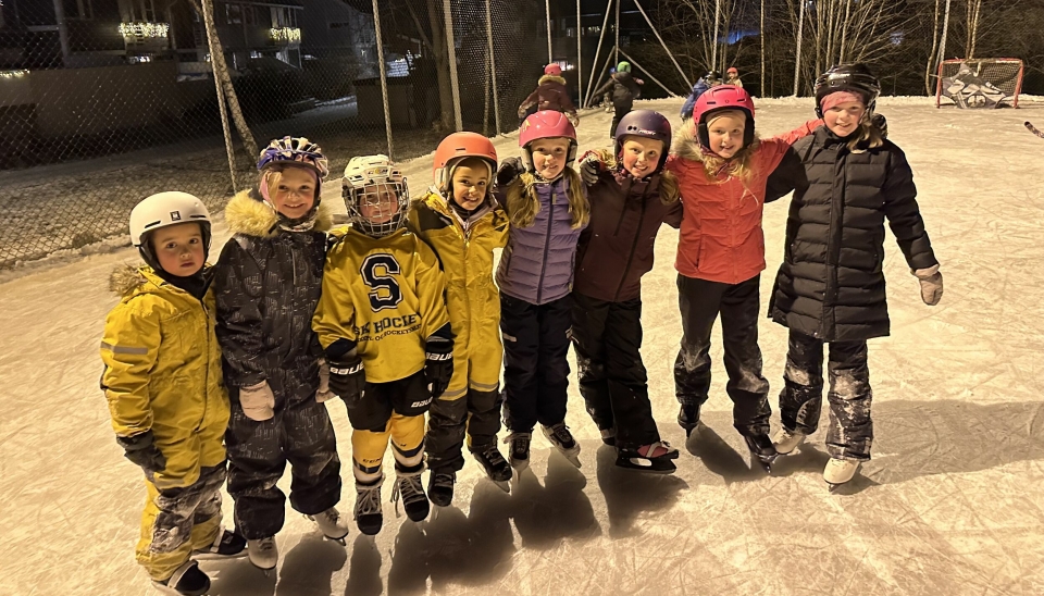 SMÅTROLL FRA TROLLÅSEN: Fra venstre: Aron, Olivia, Julia, Delina, Ella, Ida, Lilje og Tirill var alle på isen i går kveld. Det blir ikke siste gang i vinter.