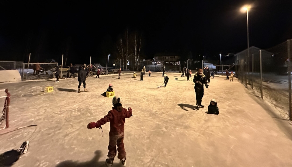 LØKKE-HOCKEY: På Trollåsen holder grendelaget banen vedlike hele sesongen, men kamper kan spilles hvor som helst hvor det er is.