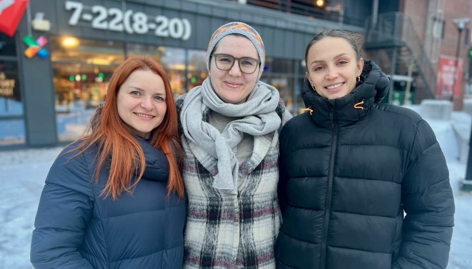 UKRAINSK TRIO MED HÅP: Mariya Simon (i midten) har bodd i Norge i en årrekke allerede, mens Natalia Alieksieieva (t.v.) og Elena Kravchuk (t.h) kom til Norge etter at Russland angrep hjemlandet deres.