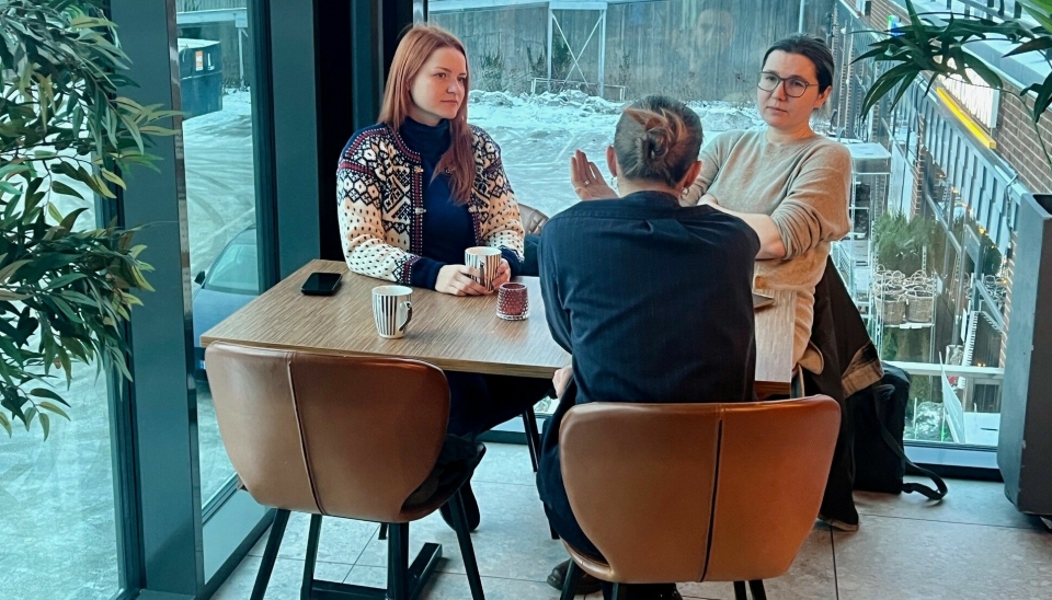 GODE SAMTALER: I løpet av en liten time hos Lenes kafé på Greverud Torg fikk de tre ukrainske kvinnene snakket om hvor de mener det norske systemet har mest å hente for å ivareta ukrainske flyktninger.