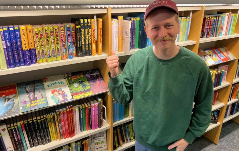 STOLT: Klart det er et stolt øyeblikk å se sine egne bøker stå i bokhylla på biblioteket i Kolben.