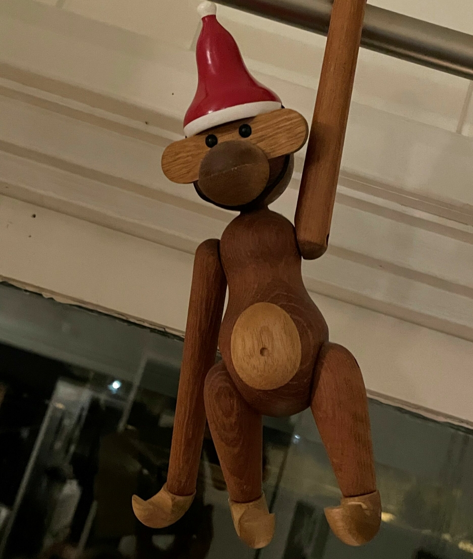 JULEAPE: Denne apen henger oppe hele året i det «Dahl-Jørgensen Pindske-hjem», men til jul får den en kledelig lue på seg.
