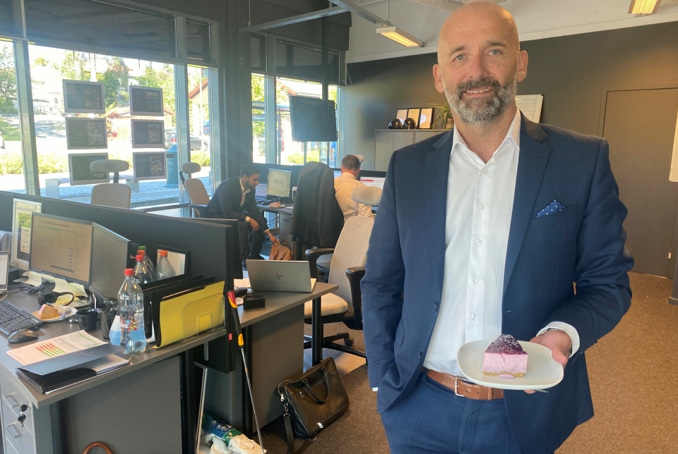 NYTT ÅR - NY KAKE: I 2022 ble det kakefeiring på daglig leder Stig Reklev da Oppegård Avis gjorde opp status for meglerbransjen.