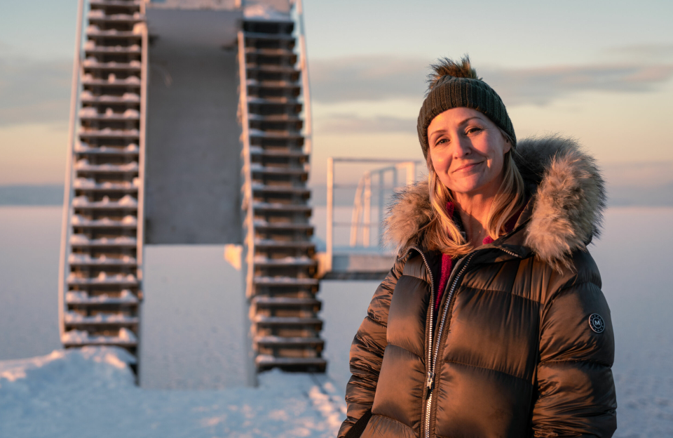 KLAR FOR Å BADE: TV2-profil Cathrine Fossum i flotte og vinterlige omgivelser på Ingierstrand. Det populære stupetårnet ble av naturlige årsaker stående ubrukt denne dagen.