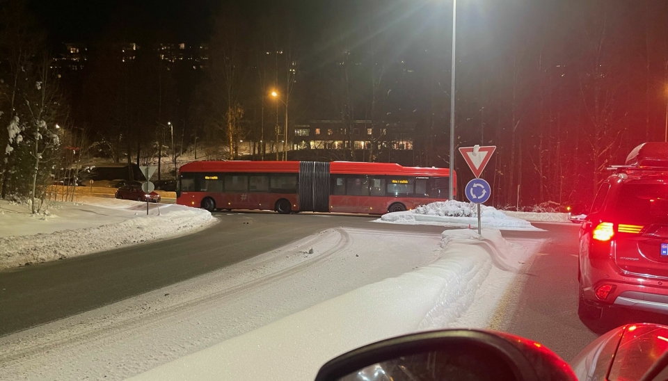 I FEIL RETNING: Her presser bussen seg frem i feil kjøreretning i Kolbotn sentrum.