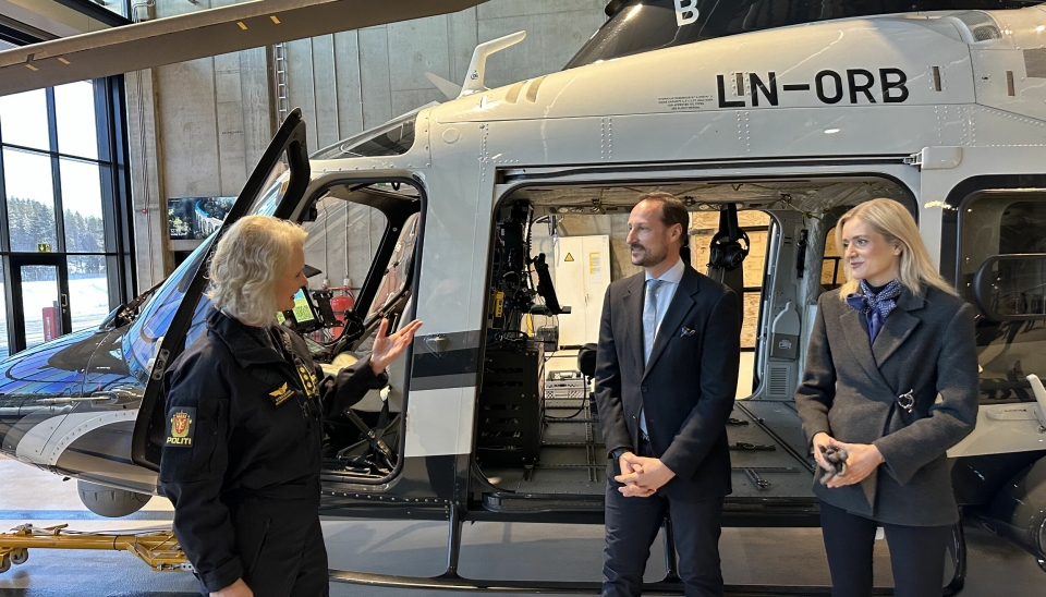 HANGAR: Seksjonsleder for politiets helikoptertjeneste, Hilde Hognestad Straumann viser frem et av helikoptrene i hangaren til kronprins Haakon og justisminister Emilie Enger Mehl.