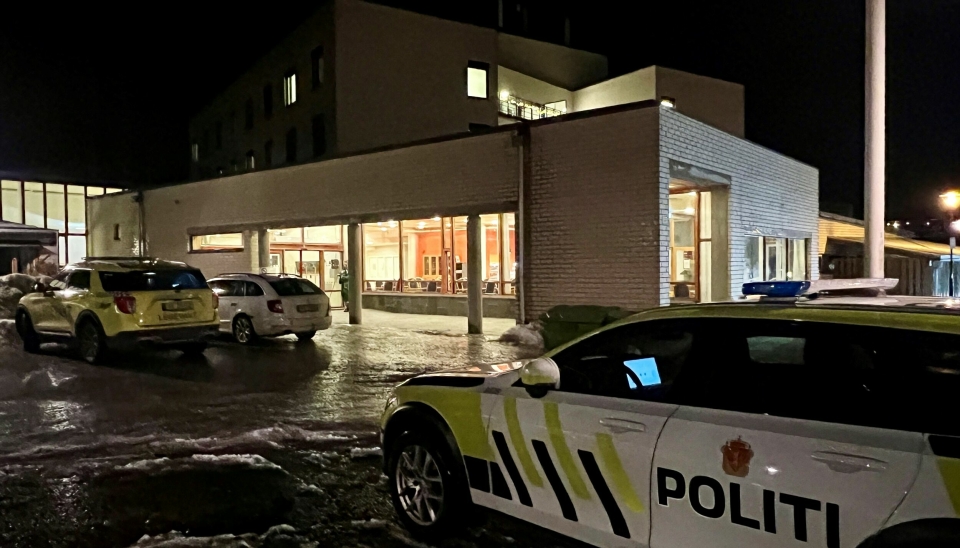 POLITI PÅ PLASS: Lørdag kveld er politiet stasjonert på Høyås etter at en 81 år gammel kvinne er borte fra Høyås.