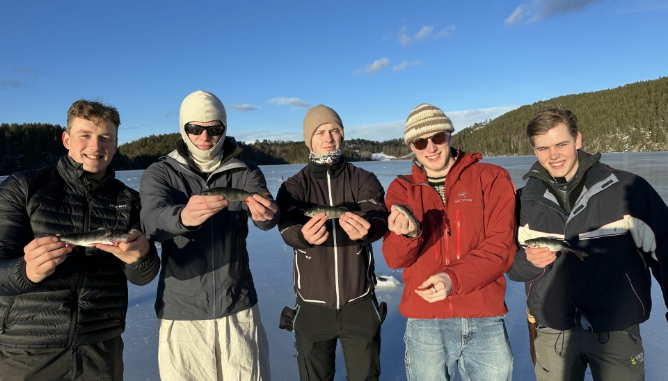 IKKE LOKALE: Verken Jørgen Hauger, Ole Isak Nymoen, Sturla Rørvik, Mattis Pedersen eller Andreas Berget har noe tilbørlighet til gamle Oppegård, men det stoppet dem ikke fra å utøve tradisjonelt isfiske på Gjersjøen.