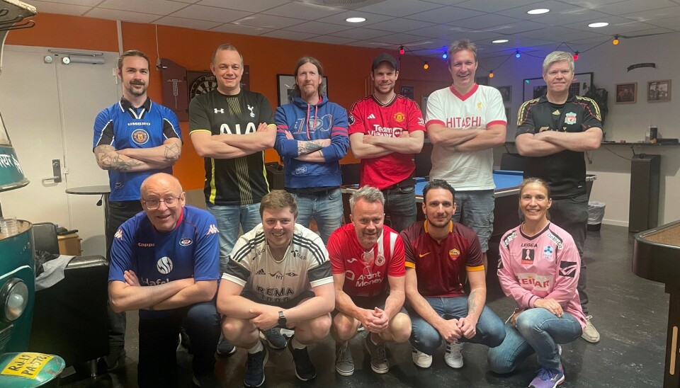 FØRSTEELLEVEREN: Bak fra venstre: Christian Holm (Man. Utd), Øyvind Ludt (Tottenham), André Berger (Vå-lenga), Terje Ruud (Man. Utd), Kenneth Johnsen (Liverpool), Atle Larsson (Liverpool). Foran fra venstre: Finn Mobæk (Vå-lenga), Thomas Trøa (RBK), Thomas Witsø-Bjølmer (Sligo Rovers) , Daniel Solomonsz (AS Roma), Bente Wardenær (Follo)