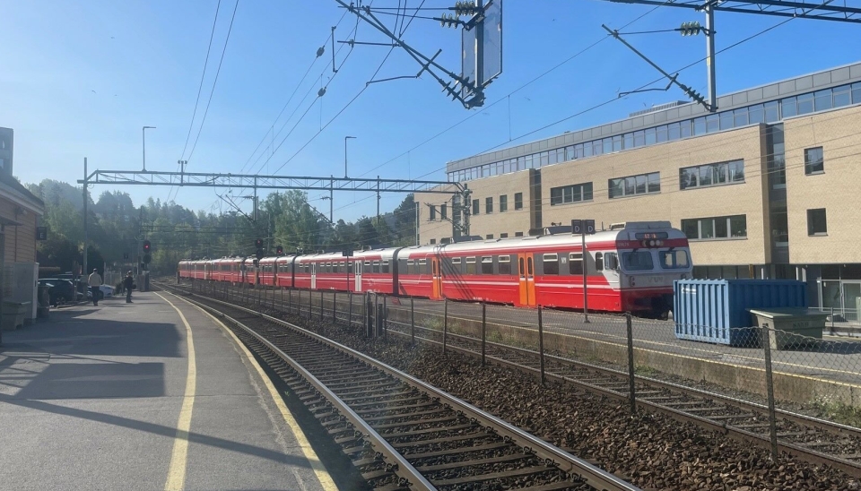 Togene gikk, men Ruter og Vy meldte innstillinger og buss for tog