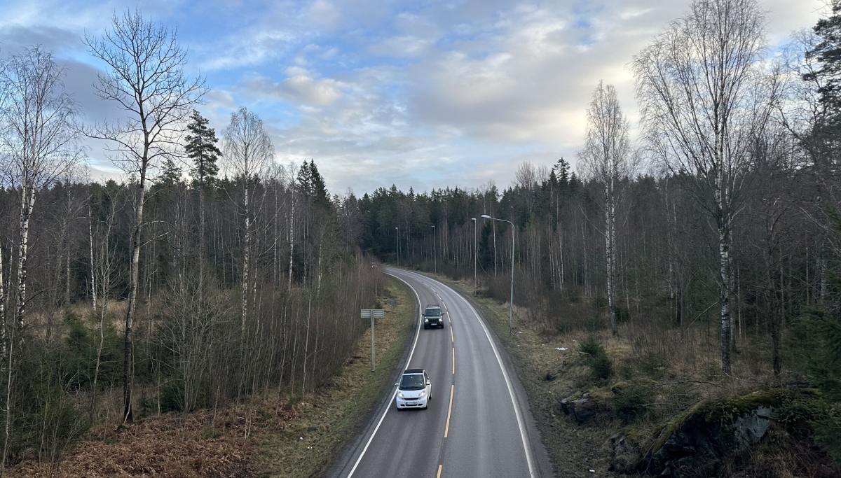 Bil i fjellvegg og støy fra russen